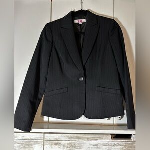9&Co black polyester pinstriped jacket/blazer and size 4. Excellent condition.